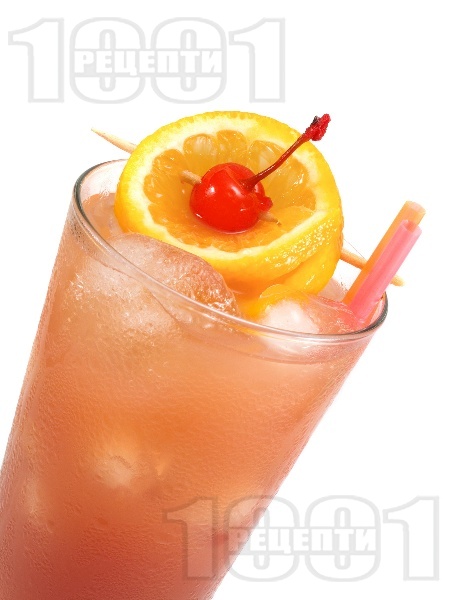Коктейл секс на плажа (Sex On The Beach) с водка, ликьор праскова, сок от портокал и боровинки - снимка на рецептата